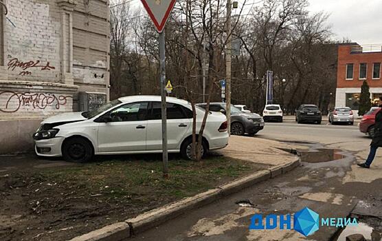 В Ростове легковая машина врезалась в здание