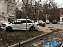 В Ростове легковая машина врезалась в здание