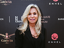 Смелое декольте и стройная фигура: Марина Юдашкина блеснула неувядающей красотой на выставке в ММОМА