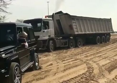 Наследный принц Дубая помог вытащить застрявший в пустыне грузовик