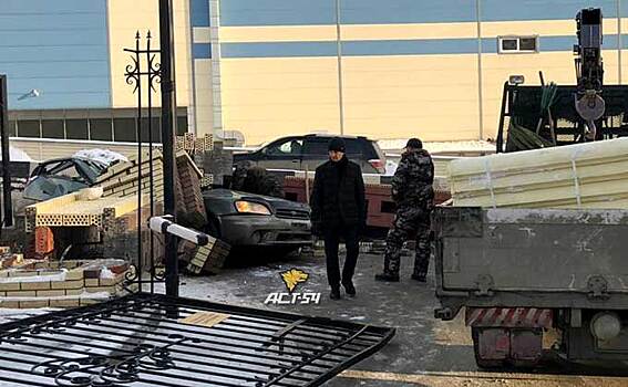 Subaru раздавило кирпичами – водитель чудом выпрыгнул