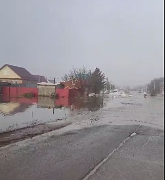 Талые воды подтопили участки дороги в Нижней Павловке