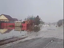 Талые воды подтопили участки дороги в Нижней Павловке