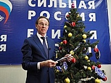 Елка желаний дарит подарки