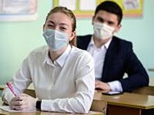 Японские врачи рассказали, до какого возраста детям опасно носить маски