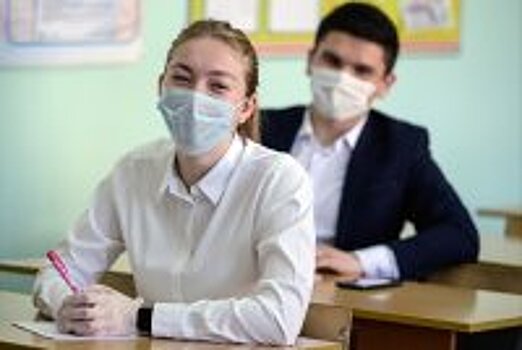 Японские врачи рассказали, до какого возраста детям опасно носить маски