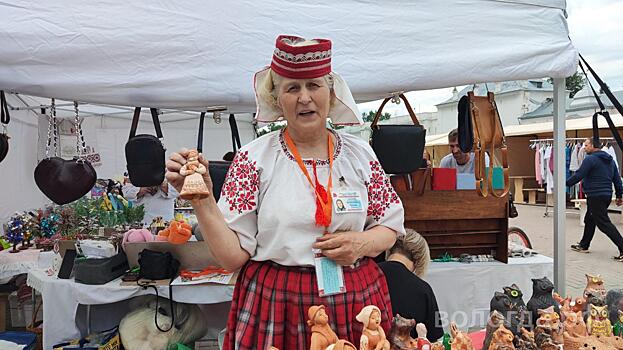 Мастер из Беларуси представляет глиняные изделия на фестивале «Город ремёсел»