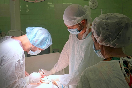 Свердловские хирурги удалили у пациентки гигантскую опухоль весом 3,5 кг, которую считали неоперабельной