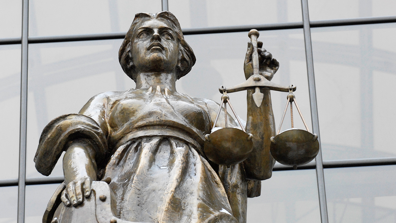 Аферистка из Магадана, обвиняемая в серии хищений и сбыте наркотиков, отправится на скамью подсудимых