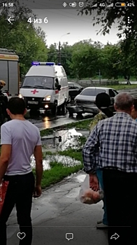 Машина с молодоженами попала в массовое ДТП в Нижнем Новгороде