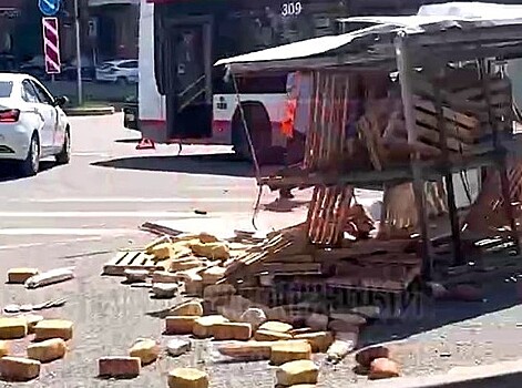 Хлебовозка не уступила дорогу троллейбусу: последствия ДТП в Краснодаре