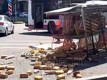 Хлебовозка не уступила дорогу троллейбусу: последствия ДТП в Краснодаре