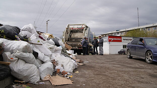 В Октябрьском районе Красноярска целый день убирали горы мусора