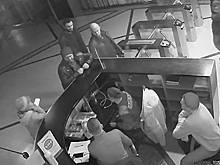 Десятки неизвестных захватили бизнес-центр в российском городе