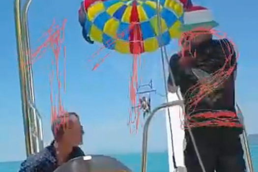 В Геленджике турист упал в море с парашюта и получил тяжелую травму головы