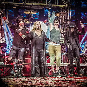 Чудом выживший участник байопика Motley Crue подал на них в суд