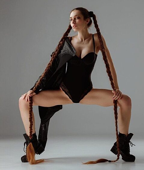 Украинская Рапунцель с косами длиной более 180 сантиметров говорит, что ее длинные локоны порой привлекают «жутких» парней, которые шлют ей непристойные, по ее мнению, сообщения.