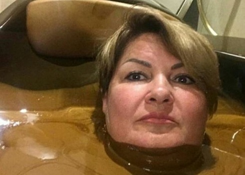 Чиновница извинилась за селфи в «шоколадной» ванне