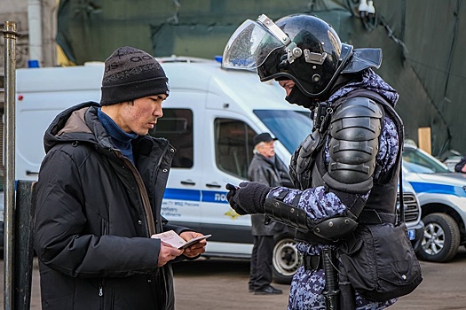 На Апраксином дворе в Петербурге более 500 силовиков проводят масштабный рейд