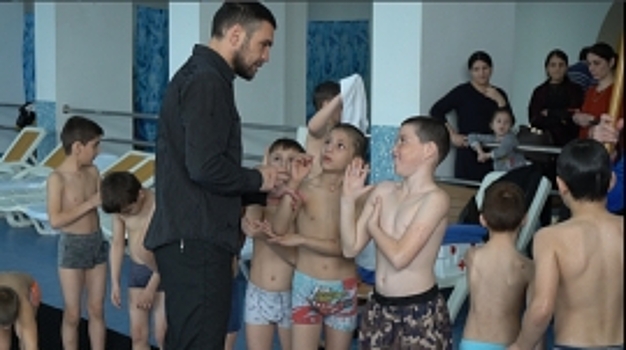 Дагестанский РусГидро бесплатно учит детей плаванию