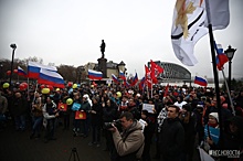 300 новосибирцев собрались у памятника Александру III под лозунгом «Он нам не царь»