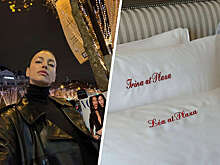 Супермодель Ирина Шейк снялась на балконе в Париже с дочерью Леей