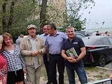 В Челябинске бард Олег Митяев дал концерт во дворе дома, где родился