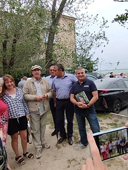 В Челябинске бард Олег Митяев дал концерт во дворе дома, где родился