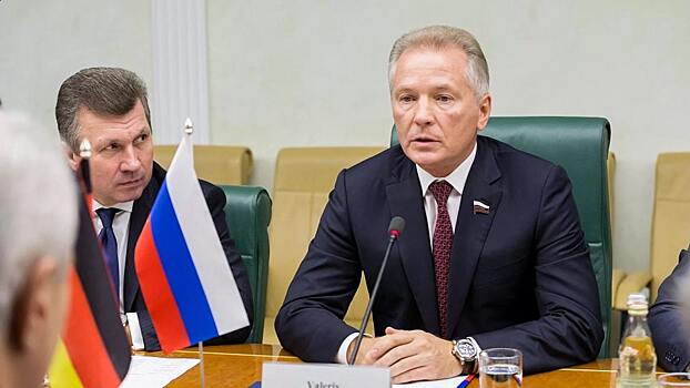 В декларации сенатора Валерия Пономарева за 2018 год указан доход в 2,35 млрд рублей