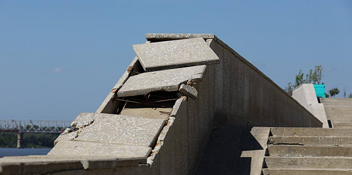 На набережной в Уфе после половодья разрушились стены парапета