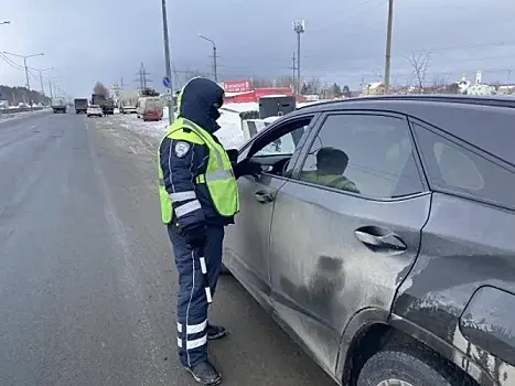В Самарской области полицейский не бросил автомобилиста в беде