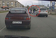 В Рыбинске водитель внедорожника остановился, чтобы перевести дедушку через дорогу