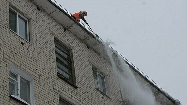 Кировчане могут сообщить о свесах снега и сосульках на крышах в  ЕДДС