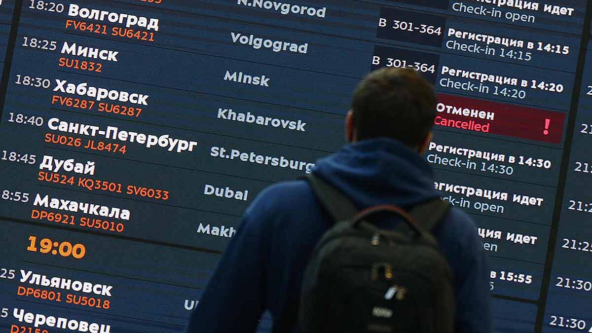 Почти 30 рейсов задержали и отменили в московских аэропортах