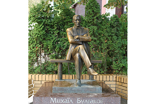 «Стал коллаборантом орков»: появилось «объяснение», почему украинцы снесли памятник Булгакову-киевлянину