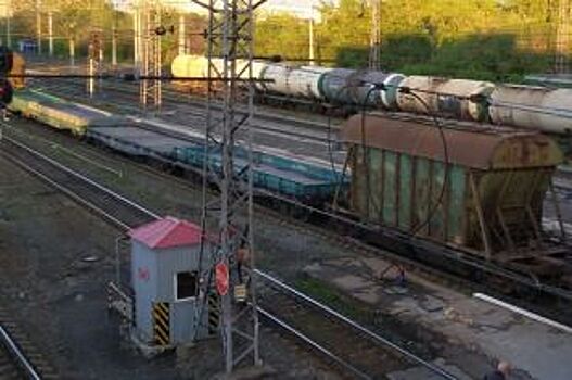 В Пермском крае под колёсами грузового поезда умерла 44-летняя женщина