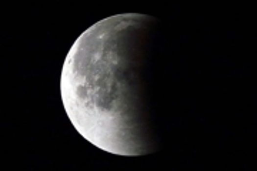 Космонавт Петр Дубров запечатлел с МКС редкое лунное затмение