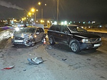 На Халтурина водитель ВАЗ, уходя от столкновения с Toyota, врезался в два других автомобиля