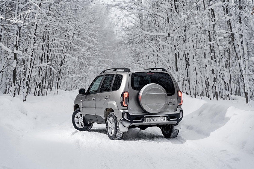 В состав самой дорогой Luxe-версии входят две фронтальные подушки безопасности, мультимедийная система, обогрев лобового стекла, парктроник, камера заднего вида с омывателем, сиденье водителя с регулировкой по высоте и поясничной поддержкой, улучшенный пакет шумоизоляции, 16-дюймовые литые диски колес, усиленная тонировка задних стекол.