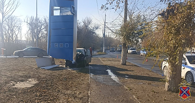 В Волгограде «Лада Гранта» врезалась в стелу газозаправочной станции: водитель не выжил