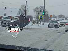Автомобиль перевернулся на кемеровском перекрестке