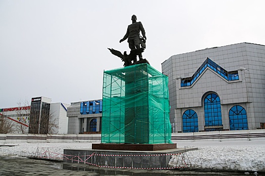 Памятнику маршалу Покрышкину убрали с площади Маркса в Новосибирске