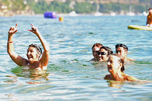 В Австралии нудисты в шапочках устроили массовый заплыв в честь солнцестояния