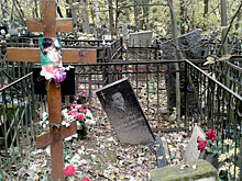 Создатели надгробия Кустинской похоронили память о ее маме