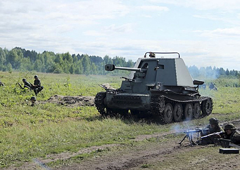 В Кировской области Военно-исторический клуб «Фронт» при содействии регионального отделения ДОСААФ представил жителям областного центра реконструкцию одного из эпизодов Великой Отечественной войны