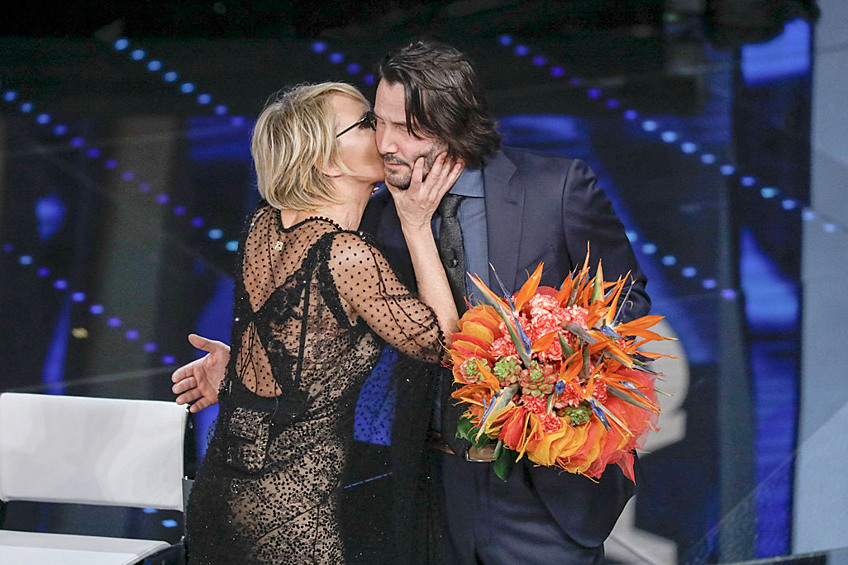 Снова отведенные от женщины пальцы Киану Ривза.