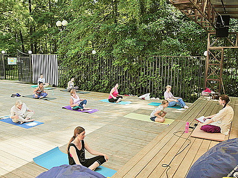 Занятия по йоге начинаются в Измайловском парке
