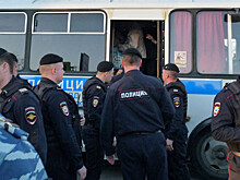 В Петербурге задержали участников молчаливой ЛГБТ-акции и несколько часов продержали в спецтранспорте (ФОТО)