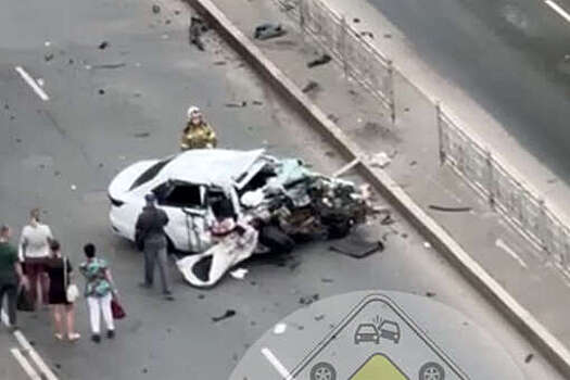 В Самаре на видео сняли разорванную на части машину после жесткого столкновения