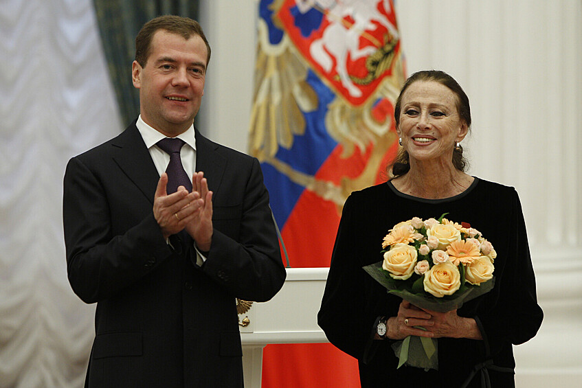 Президент РФ Дмитрий Медведев и балерина Майя Плисецкая, награжденная орденом «За заслуги перед Отечеством» IV степени, на церемонии вручения государственных наград в Кремле, 31 октября 2011 года